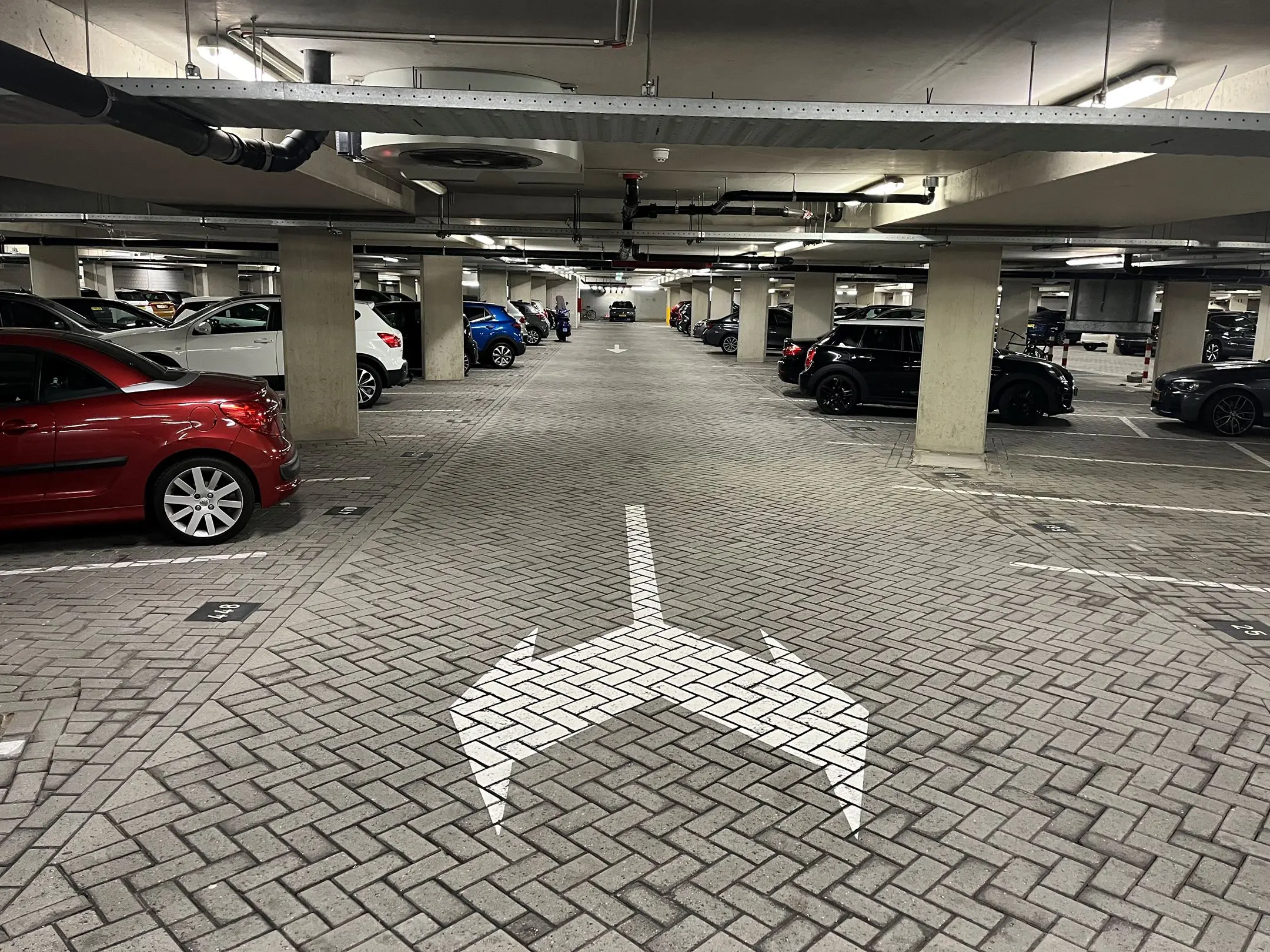Interieur van blok C, parkeergarage Newport Nesselande