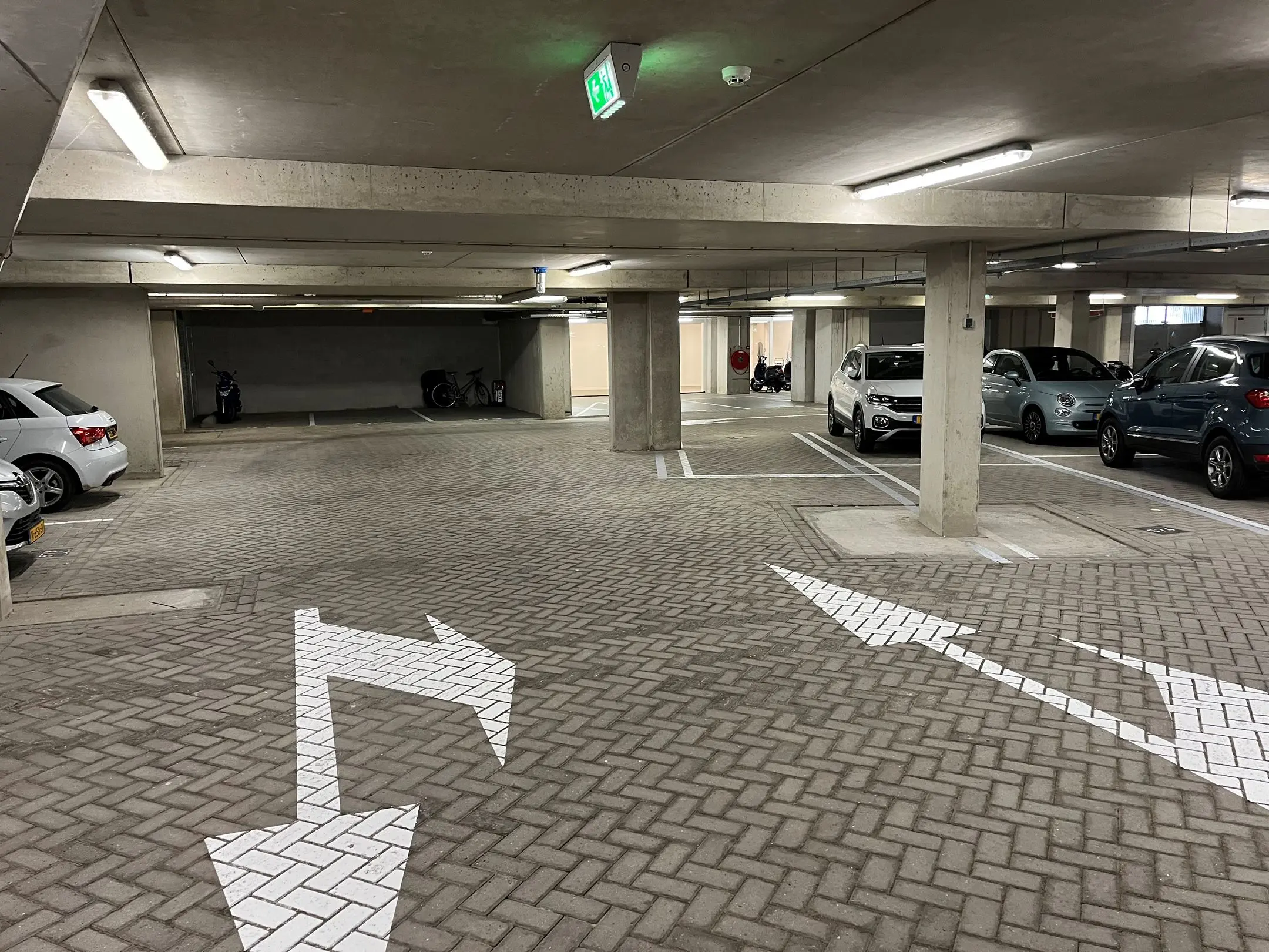 Auto L parkeerplaats in de parkeergarage van Newport Nesselande