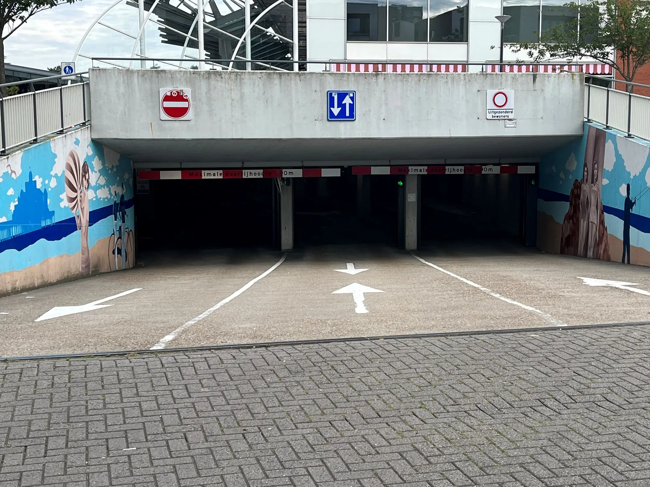 Vooraanzicht en inrit van de parkeergarage